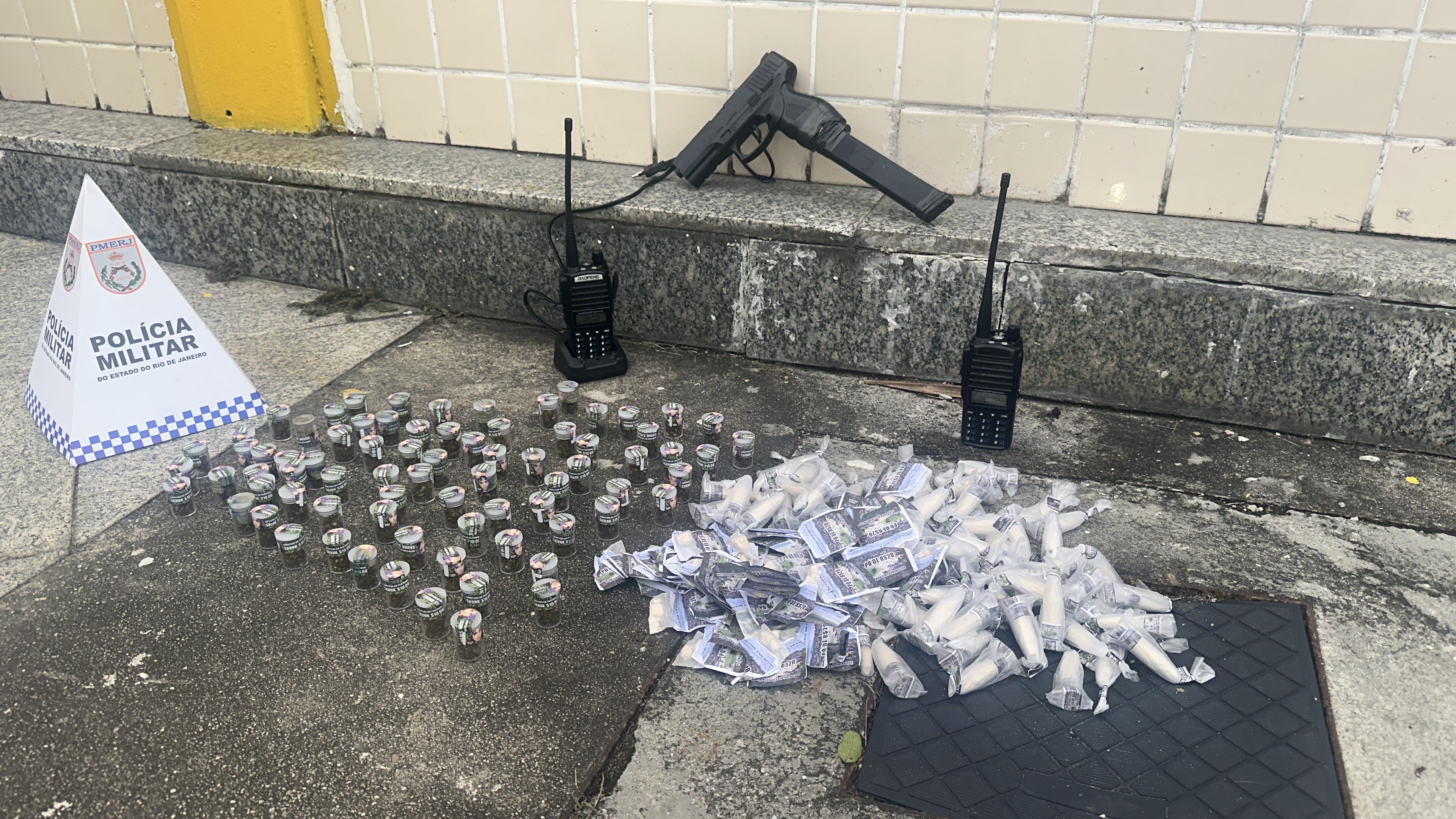 Batalhão de Mesquita apreende drogas em Danon após uma informação do Disque Denúncia